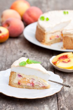 lezzetli ev yapımı şeftalili pasta