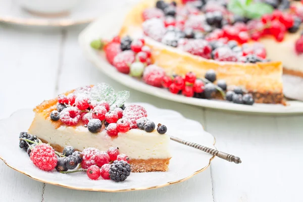 Cheesecake cu fructe de pădure de vară și mentă — Fotografie, imagine de stoc