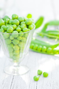 şarap bardağını ham bezelye