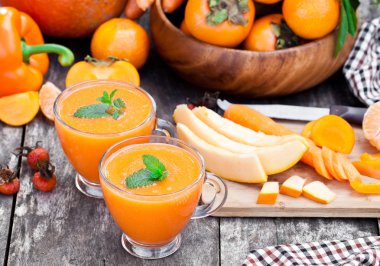 Turuncu meyve ve çilek ile taze sağlıklı etli kokteyli ve