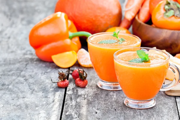 Fresh  healthy pulpy cocktail with orange fruits and berries and — Stock Photo, Image