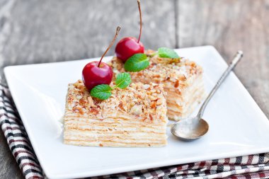 Napolyon kek yabani elma ve nane kare plaka üzerinde 