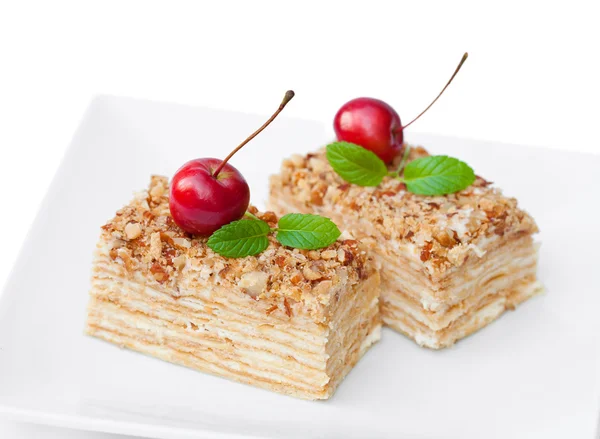 Наполеон торт с дикими яблоками и мятой на квадратной тарелке — стоковое фото