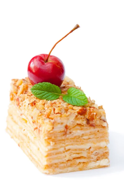 Napoleon tårta med vilda äpplen och mynta på vit bakgrund — Stockfoto