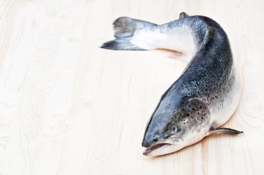 Tüm Çiğ somon ahşap arka plan üzerinde kapat  