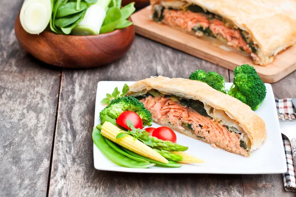 Pırasa ve ıspanaklı puf böreği ve ile pişmiş somon fileto