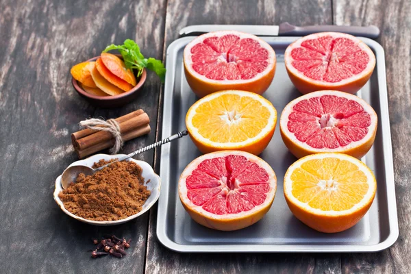 Colourful  grapefruit halves  ready for baking with brown sugar — Stock Photo, Image