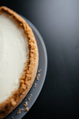 Siyah bir masada yakın plan hazırlanmış cheesecake.