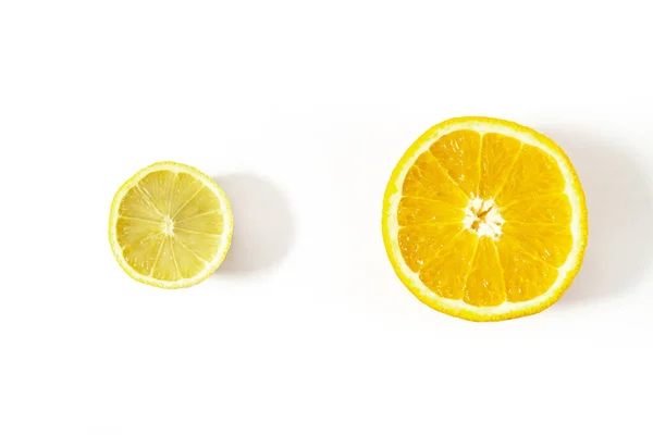 Beyaz arkaplan görünümünde limon ve portakalı kes