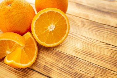 iki bütün ve dilimlenmiş turuncu tahta arka planda