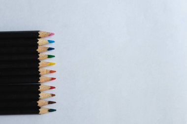 Boş, beyaz kağıt ve renkli kalemler.