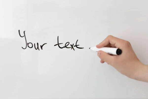 Ein Mann schreibt Ihren Text auf ein Whiteboard — Stockfoto