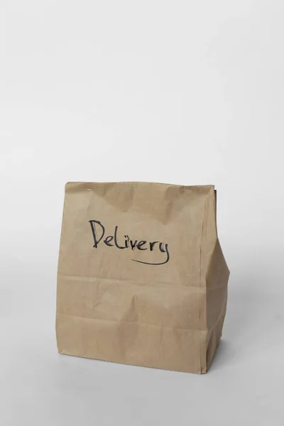 Ремесленная сумка с доставкой еды на белом фоне — стоковое фото