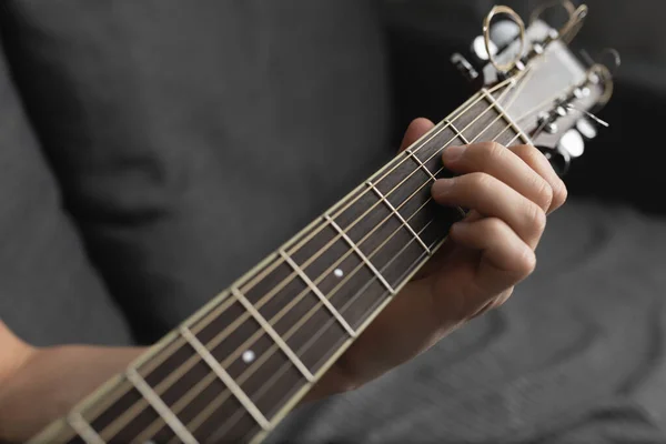 Um homem tocando guitarra em casa — Fotografia de Stock