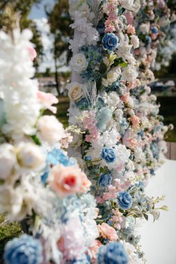 Bahçede çiçek süsleme seremonisi