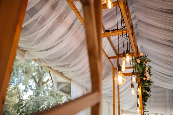 Decorações na cerimônia do banquete de casamento ao ar livre — Fotografia de Stock