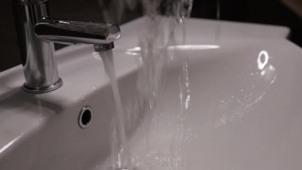 Kadın musluk suyunu alır ve yüzünü yıkar. — Stok video