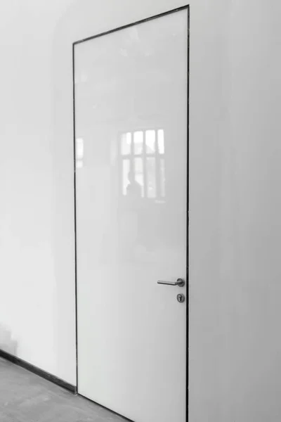 Beyaz ofis duvarında beyaz parlak kapı