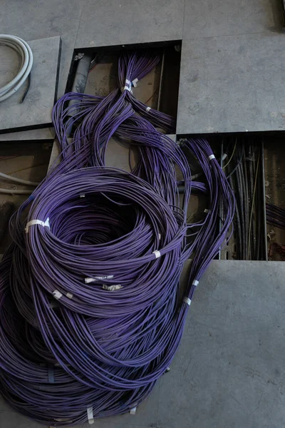 Instalación de cableado y electricidad bajo el suelo del espacio de oficina Fotos De Stock Sin Royalties Gratis