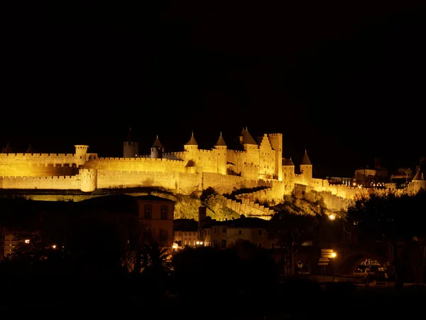 Carcassonne befäst stad på natten, Frankrike — Stockfoto