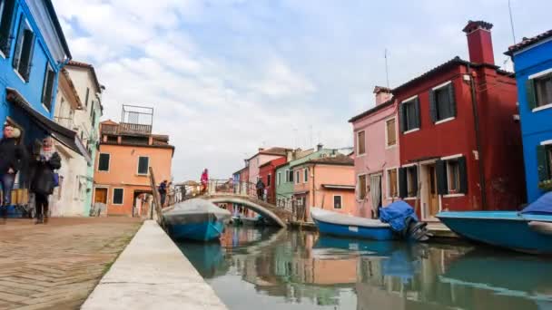 Цветные дома и каналы острова Бурано, Венеция — стоковое видео
