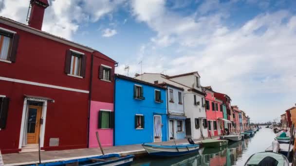 색 주택과 부라노 섬, 베니스에 있는 운하 — 비디오