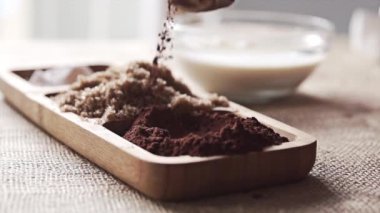 Cacoa tozu üzerinde bir kaşık, ağır çekim