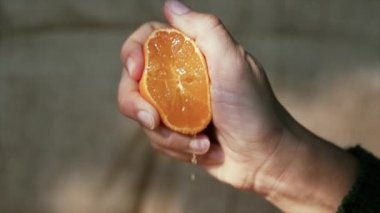 El sıkma mandalina, ağır çekim