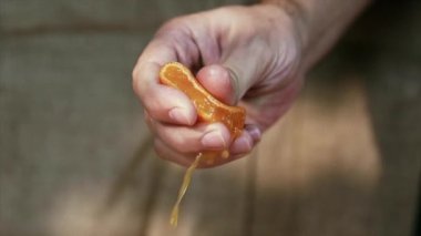 El sıkma mandalina, ağır çekim