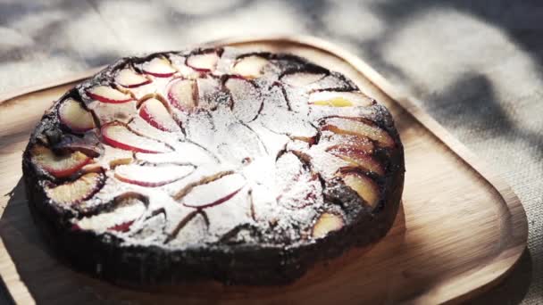 Торт з білим цукрова пудра, повільний рух — стокове відео