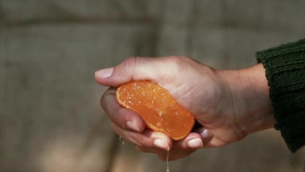 Hand knijpen Tangerine, Slow Motion — Stockvideo