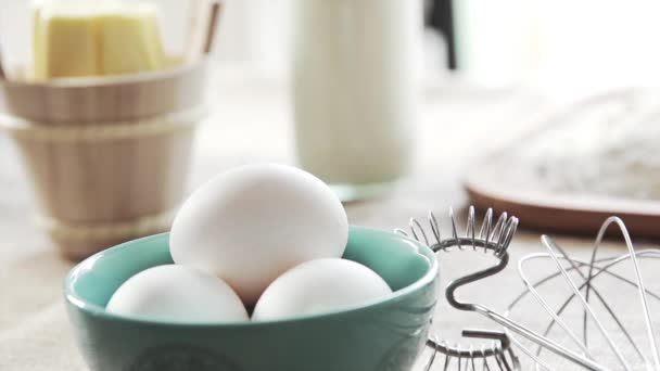 Beyaz yumurta, ağır çekim aldı ediliyor — Stok video