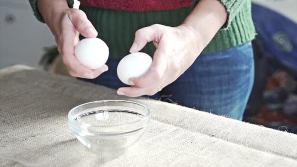 Quebrando ovos para cozinhar, câmera lenta — Vídeo de Stock
