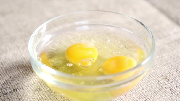 Romper huevos para cocinar, cámara lenta — Vídeos de Stock