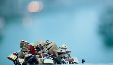 Paris'te bir köprüde aşk kilitleri