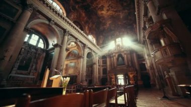 Güneş ışınları ile eski gülen kilise pencere cam.