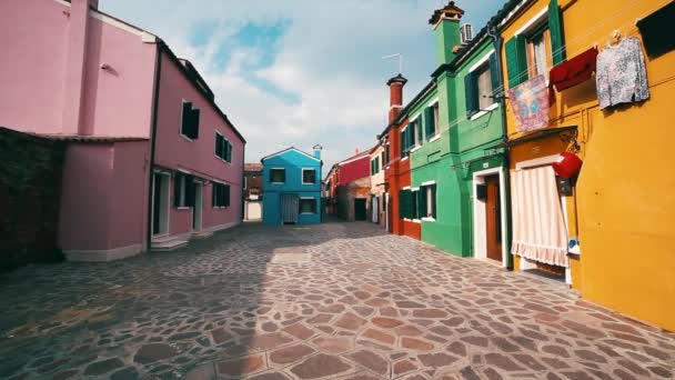 Mooie gebouwen in Burano eiland, Venetië Italië — Stockvideo