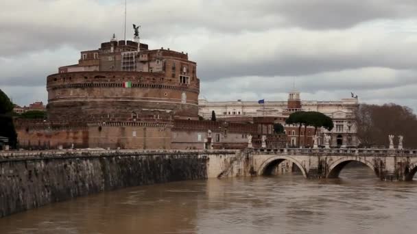 Castel Sant 'Angelo y el río Tíber — Vídeo de stock