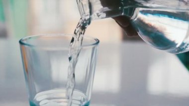 Bir bardak suyu ağır çekimde dök.