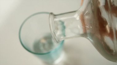 Bir bardak suyu ağır çekimde dök.