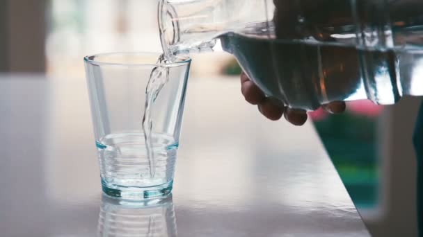 Giet glas water in slow motion — Stockvideo