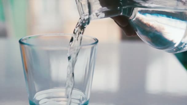 Verser un verre d'eau au ralenti