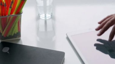 Kadın el tablet bilgisayar kullanarak