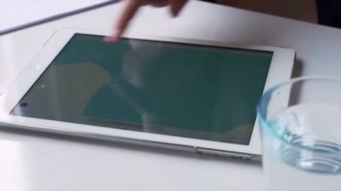 Kadın el tablet bilgisayar kullanarak