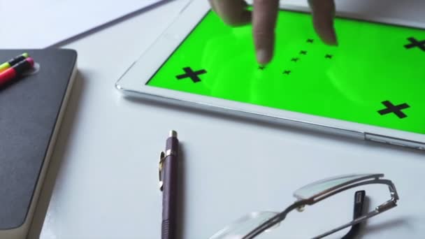 Mujer usando tableta. Pantalla personalizable — Vídeo de stock