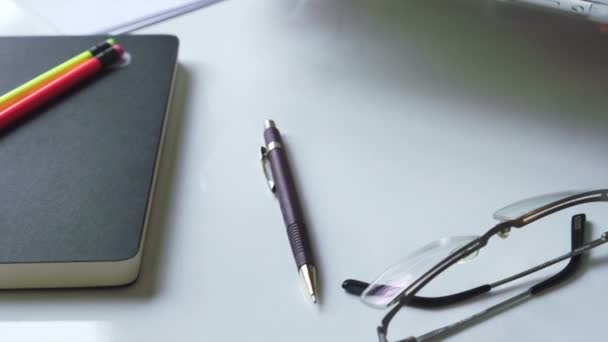 Woman using tablet computer. Customisable Screen — Stock Video