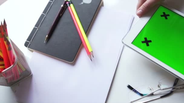 Woman using tablet computer. Customisable Screen — Stock Video