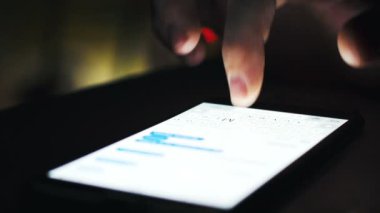 Akıllı telefon kullanarak elinde yakın çekim