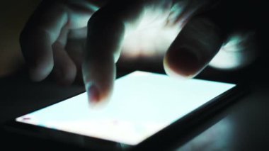 Akıllı telefon kullanarak elinde yakın çekim