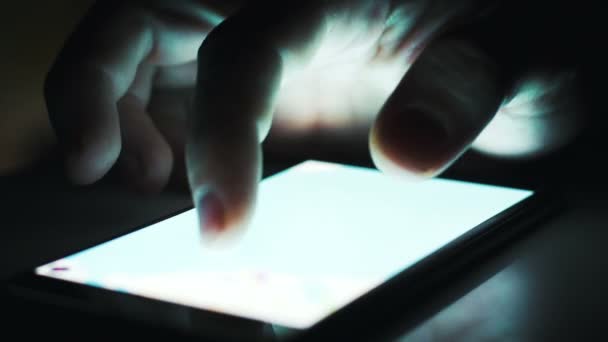 Primer plano de las manos usando el teléfono inteligente — Vídeos de Stock